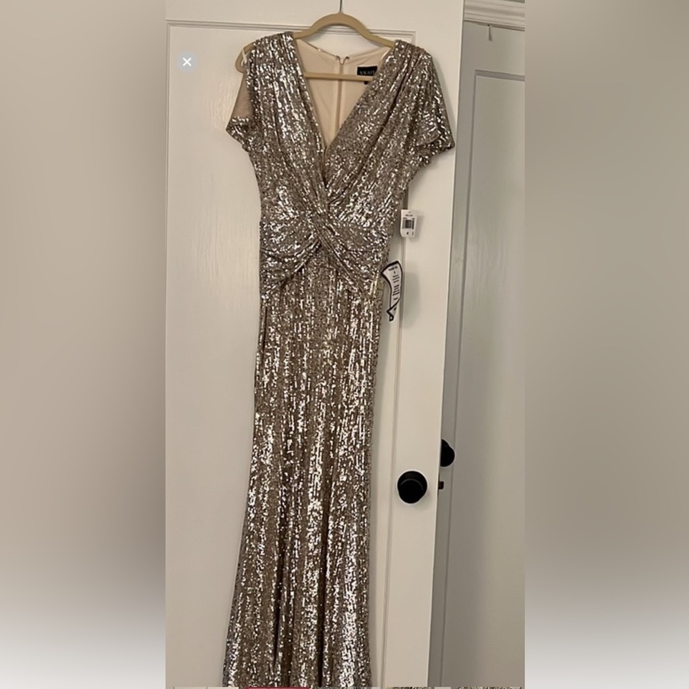 Xscape gold sequin full length dress. NWT never been worn.